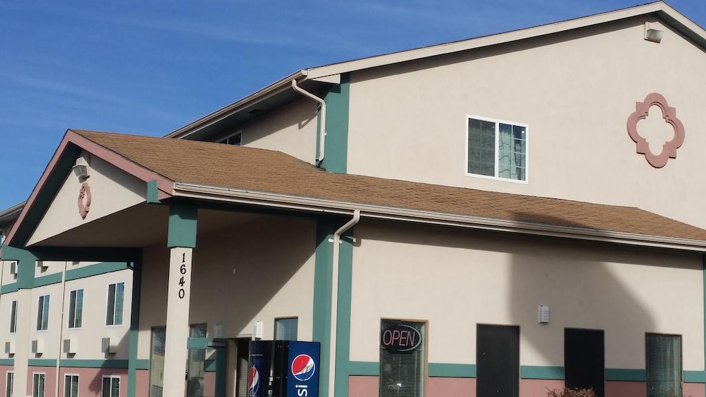 Value Inn & Suites Salina Bagian luar foto