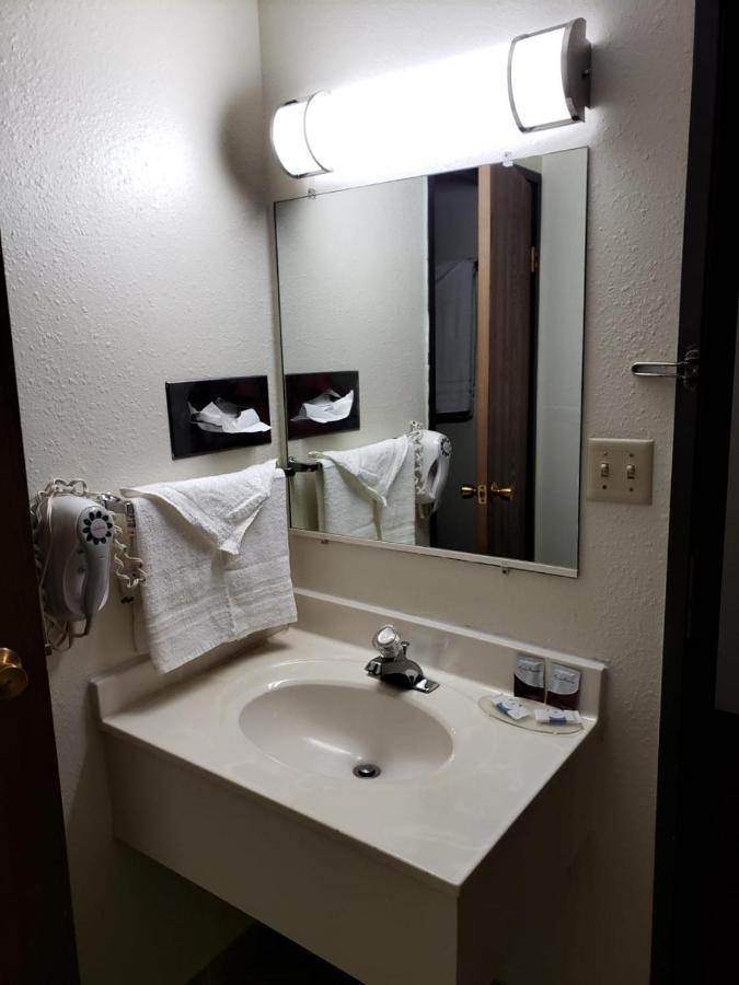 Value Inn & Suites Salina Bagian luar foto