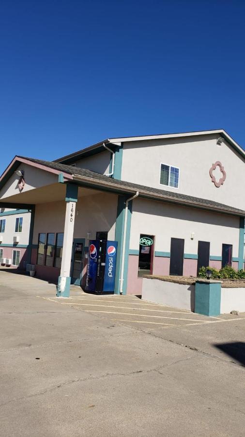 Value Inn & Suites Salina Bagian luar foto